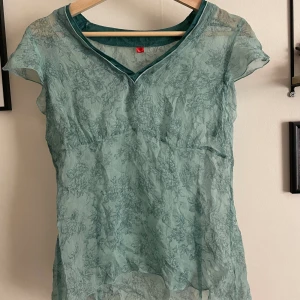 Y2k topp  - Säljer denna snygga topp från Esprit i storlek L. Den är knappt använd så den är i väldigt fint skick! Pris går att diskutera!