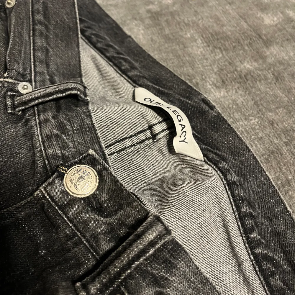 Hej! Nu börjar vi utförsäljningen och först ut har vi ett par Our Legacy First cut,grey wash jeans. Skick:7-10 (lite slitna längst ner men lätt att fixa) Nypris: 8000kr, Mitt pris:2000kr. Tveka ej att höra av dig för mer bilder och info!. Jeans & Byxor.
