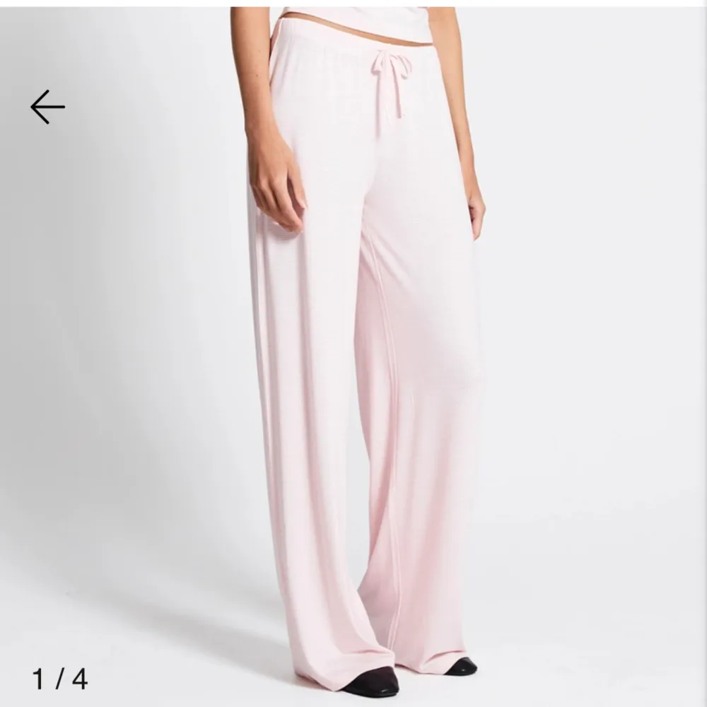 Superfina och otroligt sköna rosa vit randiga pyjamasbyxor🧸 Helt slutsålda på hemsidan! Nya med prislappen kvar, endast testade!! . Jeans & Byxor.