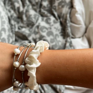 Pärlarmband  - Jätte fint vet dock inte vart de är ifrån❤️❤️🥰