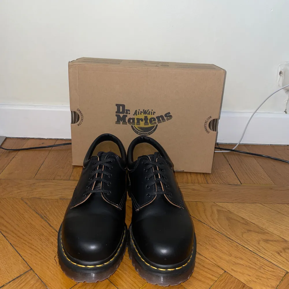 Nyskick!  Dr Martens 8053 Vintage-skor i svart Smooth-läder. Aldrig använda.  Nypris: 2100kr  Storlek: EU 45. Skor.