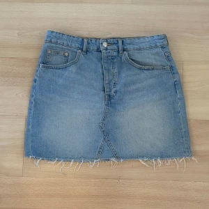 jeans kjol  - snygg jeans kjol från gina, aldrig använd 