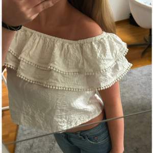 super söt blus som går att ha off shoulder eller oneshoulder!