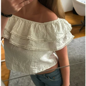 blus - super söt blus som går att ha off shoulder eller oneshoulder!