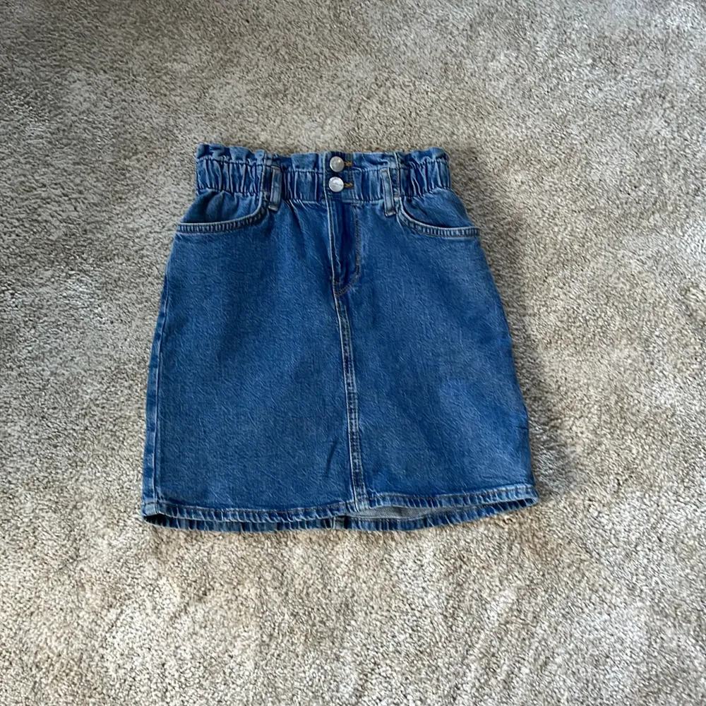 Jätte fin jeans kjol från Lindex💗 Jag säljer den för att jag inte tycker att den passar mig så bra, den är i jätte bra skick utan några hål💗💗 köpte för 128kr. Kjolar.