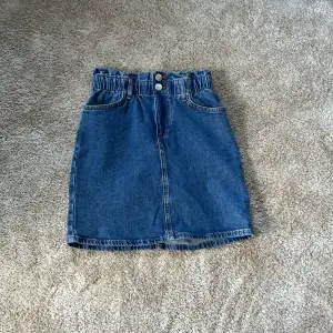 Jätte fin jeans kjol från Lindex💗 Jag säljer den för att jag inte tycker att den passar mig så bra, den är i jätte bra skick utan några hål💗💗 köpte för 128kr