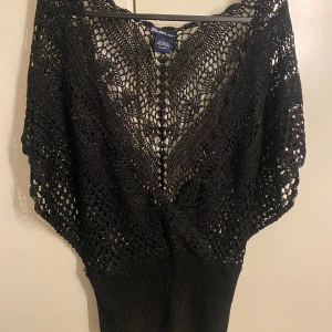 Svart topp - En svart topp i sådana fina detaljer som tyvärr är för stor för mig💗