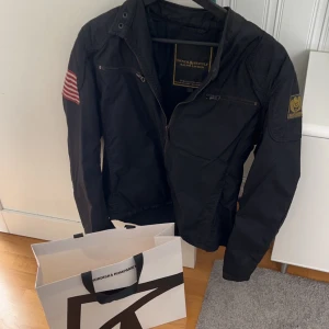 Ralph lauren jacka - Säljer denna trendiga Ralph lauren jackan i riktigt fint skick. Strl Large och färgen är svart. Mitt pris 349