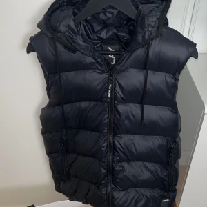 Replay väst - Säljer denna riktigt snygga replay luv västen i svart. Storleken är Small och den är köpt för 1799. Säljer den för 699. Skick 9/10!