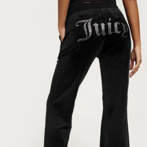 Juicy Byxor  - Säljer mina juicy byxor i super fint skick knappast använda. De är i str xs hör av er för fler bilder🥰🥰Köpte från JD för 1000kr💕