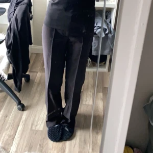Lågmidjade Kostymbyxor  - Jätte fina svarta kostymbyxor, använt 3 gånger, säljer pga ingen användning, ny prisa 700kr, säljer för 300kr