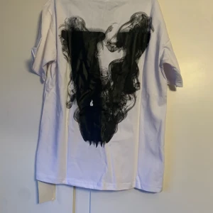 Vlone t shirt - Tjena, säljer min Vlone t shirt som morsan köpte i USA. Helt ny med etikett. Säljer på grund av att den är för stor. Den är S men sitter som M. Har en svart på min sida om ni vill kika in den (1000 för båda). Tveka inte att fråga om du undrar något:)