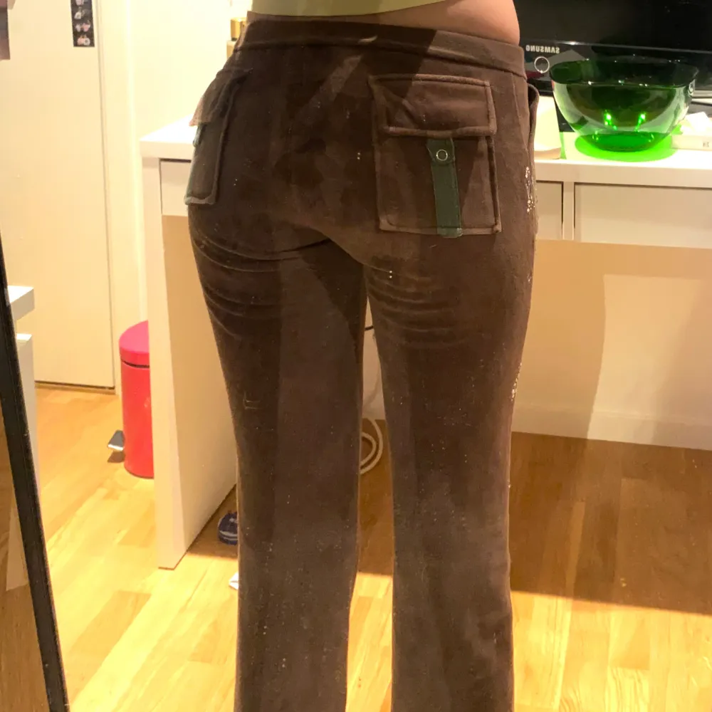 Jättesöta juicy byxor som tyvärr är lite korta på mig (177cm) så nu säljs dem🩷 de har ett litet blekmärke på ena fickan, skickar bild om ni skriver👍 de har tappat några rhinestones men inget som märks super mycket.. Jeans & Byxor.