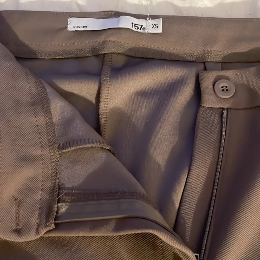 Breda beige/bruna kostym från lager 157, använt 1 gång helt nytt skick.. Jeans & Byxor.