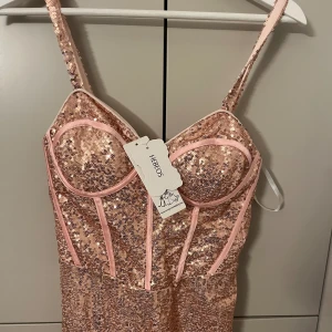 Helt ny balklänning  - Skriv dm för fler bilder eller frågor Pris kan diskuteras!