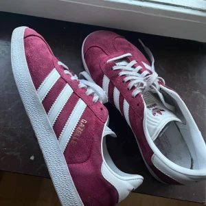 Röda Adidas Gazelle - Adidas Gazell i bra skick, storlek 39 - köpare står för frakt🫶köpes för 1300