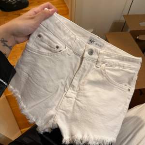 Vita shorts från zara, köpta men inte hunnit andvända , i storlek 36 (s) I fint skick 