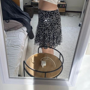 Svart kjol - Svart kjol med vita blommor på köpt på newyorker! Använd ett fåtal gånger annars har den bara legat i min byrå❤️  Kan absolut tänka mig diskutera pris!