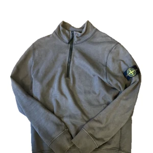 Stone island half zip  - Tjena säljer en Riktigt skön stone island half zip tröja. 110% äkta kvitto finns. Skick: 9/10 topp skick inga hål eller fläckar.  Storlek: M  Om du har några frågor, funderingar eller vill ha fler bilder är de bara att skriva till mig. 