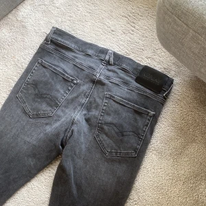 Replay anbass - Säljer nu mina svarta replay med en vit tvätt| oanvända| storlek 32 sitter som 31| SLIM| modell anbass| skick 10/10 inga defekter| passar från 1,76-1,86| mvh!