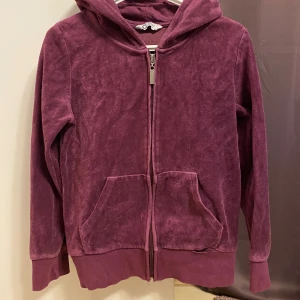 Hoodie strl 134/140 - Säljes i fint skick. Katt finns i hemmet (allergivänlig ras).  Jag är väldigt mån om mina köpare. Skulle du vara missnöjd med ditt köp så ta gärna kontakt med mig innan dåligt omdöme, så har jag en chans att rätta till det.