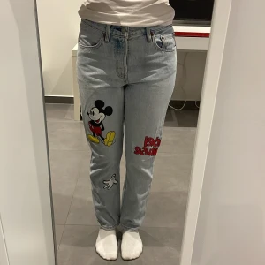 Blåa jeans - Jag säljer ett par blåa hög midjade Musse pig jeans. De säljs för att de blivit för små för mig.(Skriv för fler bilder eller om du har frågor kring byxorna! ) 