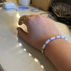 Hemma gjort armbanf - Ett fint hemmagjort armband i blått och vit perfekt till sommarn!💙🤍