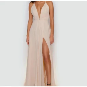 balklänning - balklänning från ivory field i storlek XS-S (resorband i midjan och justerbara axelband så reglerbar strlk) Använd en gång, lite smutsig i undertyget längst ner men inget som syns när man har den på sig. Pris går att diskutera vid snabb affär!