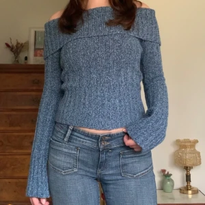 Offshoulder-tröja - Stickad ströja i off the shoulder-modell och med lite utsvängda ärmar, vintage Only! 🖤