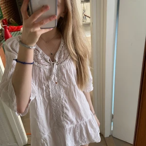 Vit klänning  - Fin vit klänning 💕 knappt använd, säljer pga att den inte kommer till användning. Skön till sommaren och inte så genomskinligt tyg💕🇬🇷 står m men passar mig som är s