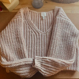 Rosa stickad tröja 💋 - Jätte mysig och varm rosa tröja från hm med V-neck💋 I bra skick och knappt använd.XS-M