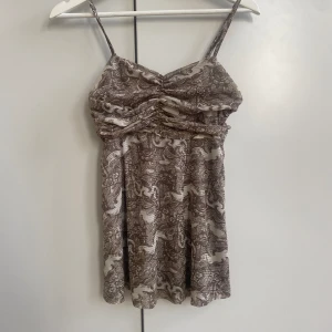 Mönstring topp - Sö söt mönstring topp som passar så bra nu till sommaren!☀️det är reglerbara band så att man kan få de kortare eller längre om det skulle behövas. Skriv till mig om du har frågor🥰💕