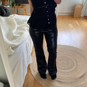 Lågmidjade festbyxor - glitter byxor som är midwaist lowwaist beroende på hur man vill att dem ska sitta i midjan, dessa passar mig på längden som är 160cm💕