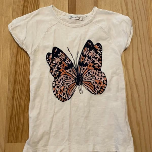 T-shirt strl 134 - Begagnat skick men fortfarande fin!  Katt finns i hemmet (allergivänlig ras). Jag är väldigt mån om mina köpare. Skulle du vara missnöjd med ditt köp så ta gärna kontakt med mig innan dåligt omdöme, så har jag en chans att rätta till det! 