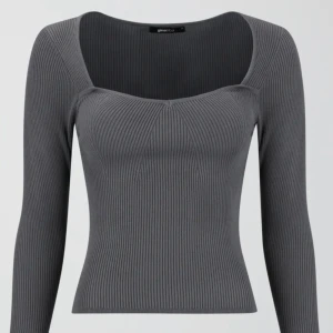 Rib stickad topp - Röd rib stickad topp från Ginatricot med fin urringning. Aldrig använd då jag inte tyckte om färgen. Storlek S men passar på mig som har xs/s och är 158cm lång🫶🏻