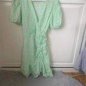 Grön rutig klänning - Fin sommarklänning från Gina tricot i storlek S. Endast använd 1-2 gånger. Hör av dig vid fundering💗