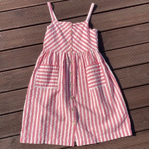 Sommarklänning från Mango Kids - Jättegullig klänning som är perfekt till sommaren i storlek 152. Varan är nyskick.