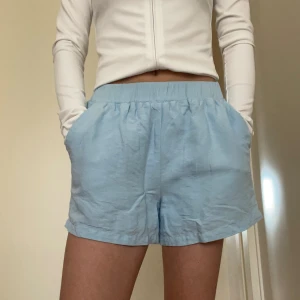 Hanna Schönberg x NA-KD - Fina blå shorts från Hanna schönbergs kollektion med NA-KD 🦋 Använt fåtal gånger