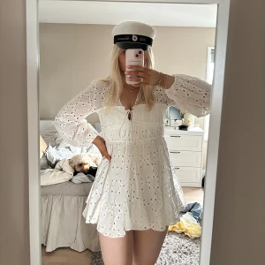 Studentklänning  - Jättefin vit klänning från Zara, lappen sitter kvar så den är i nyskick 👍🏽🩷 perfekt till sommaren eller studenten! Nypris 699kr