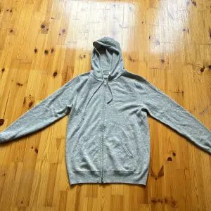 Grå kashmir zip hoodie i bra skicka, använd fåtal gånger. Nypris 2500kr.