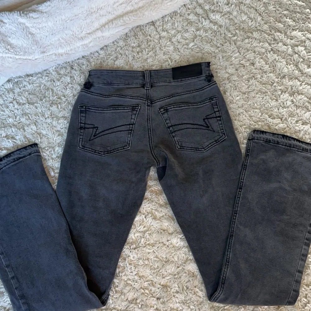 Jättefina lågmidjade svart gråa jeans från Junkyard. De är insydda i midjan och sömmen längst ner är uppsprättad så de blir lite längre. 💕. Jeans & Byxor.