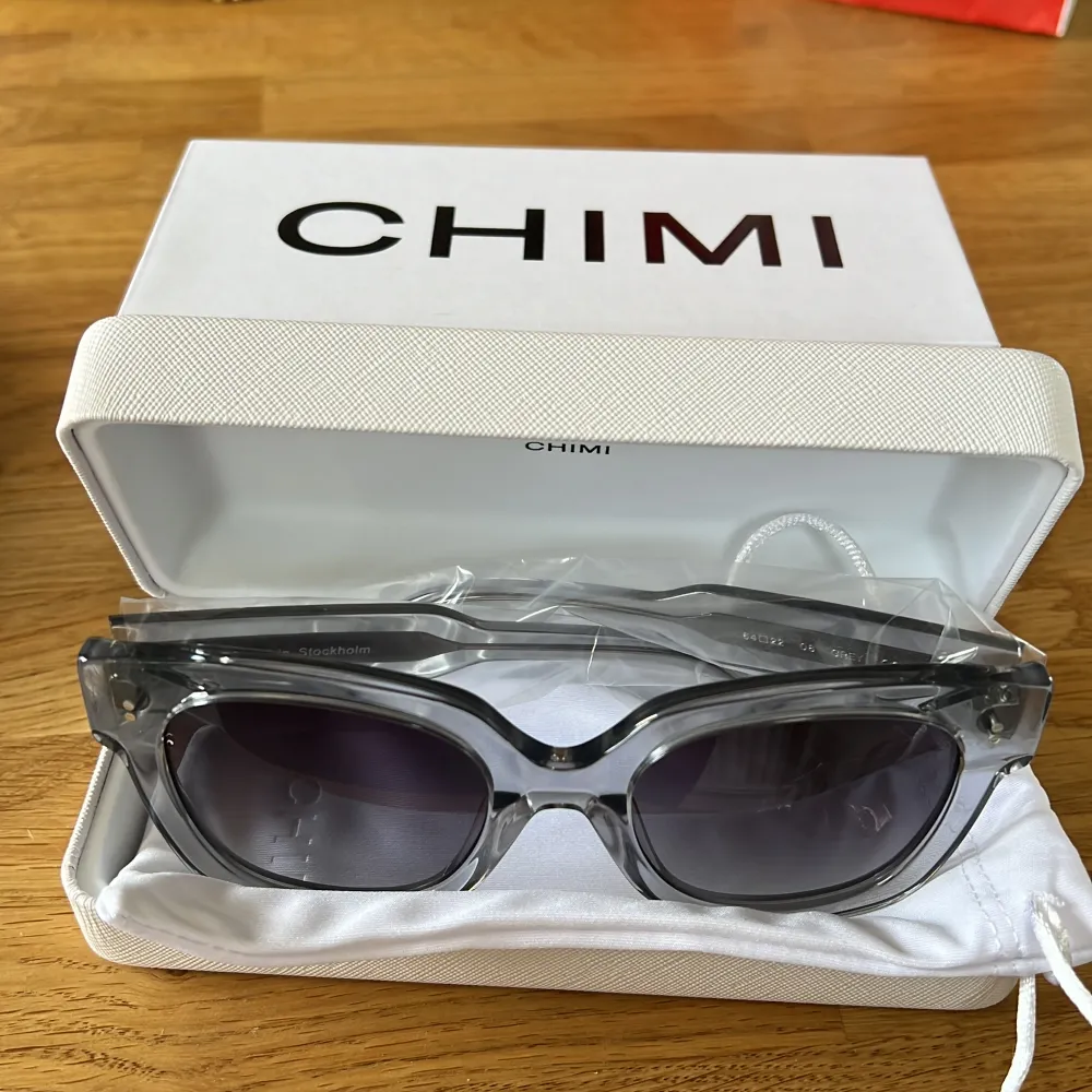 Oanvända Chimi solglasögon 08 grey. Nypris 1350 kr. . Accessoarer.