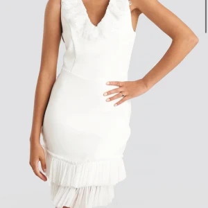 Student klänning  - En jätte fin och unik student klänning.🤍 Aldrig använt och i ny skick. Passar både till mottagningen och utspringet 💕Passade inte bra på mig och hann inte retura den.🎀 priset kan diskuteras 🫶