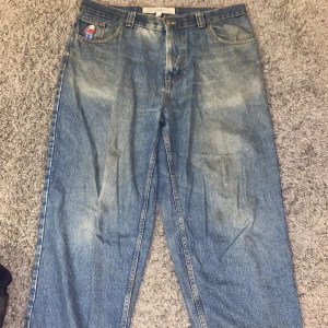 Slitna baggy big boys jeans - Slitna Big Boys jeans från skating, för skating. Storlek XL, sitter baggy.