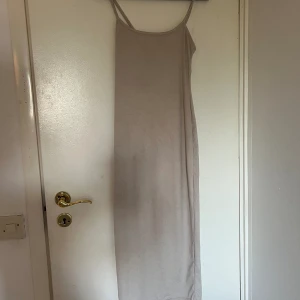 Klänning  - Sammetsmaterial. Aldrig använd. Från prettylittlething 