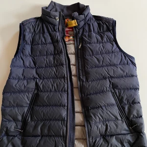 Parajumper väst - Hej säljer denna snygga väst från parajumper storlek l sitter mer som m/l  