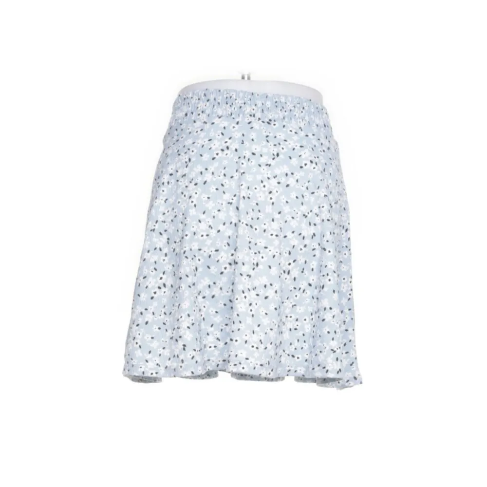 Jättefin blå-blommig kjol från lager 157. Säljer få den är för stor för mig. Jätte fint sick då jag nästan aldrig använt den. Hör av er om ni har några frågor eller vill ha fler bilder. :). Kjolar.