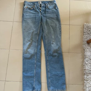 Lågmidjade jeans - Ett par snygga lågmidjade jeans från lager, använda ett fåtal gånger men inga tecken alls på användning 💞😍😍