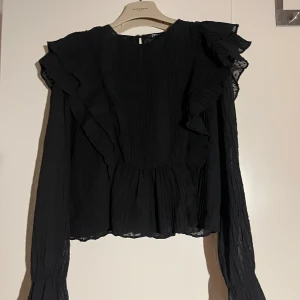 Zara blus  - En fin svart blus ifrån zara i storlek s. Rätt så fint skick, köparen står för frakt :)