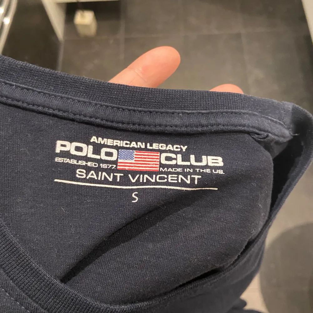 Mörkblå T-shirt från Polo Club i storlek S. Nästan aldrig använd så mkt bra skick. Hör av er vid frågor!. T-shirts.